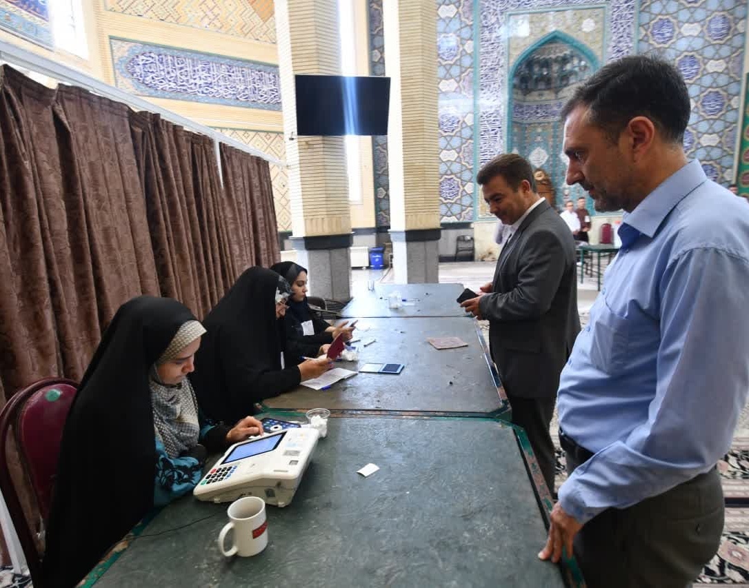 حضور دانشگاهیان دانشگاه ارومیه پای صندوق رای مستقر در مسجد دانشگاه - دور دوم انتخابات