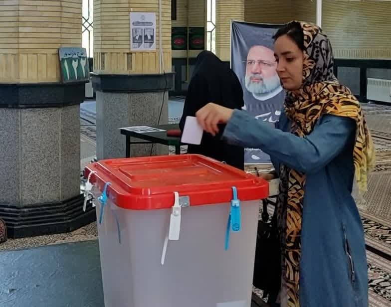 حضور دانشگاهیان دانشگاه ارومیه پای صندوق رای مستقر در مسجد دانشگاه - دور دوم انتخابات