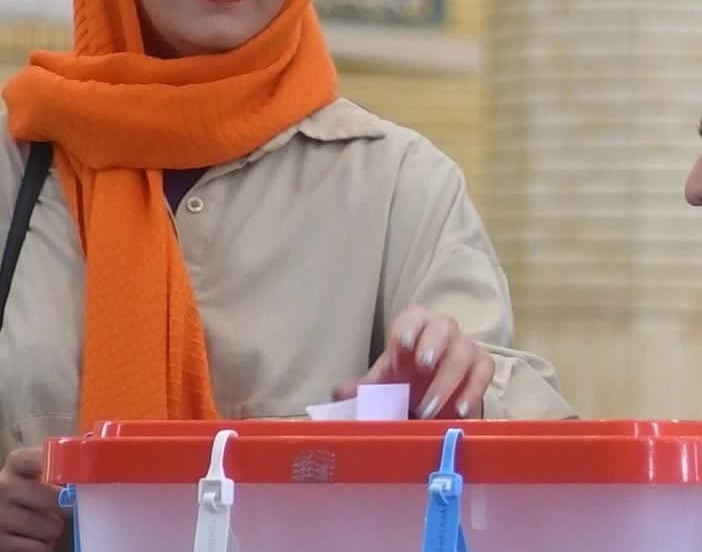 حضور دانشگاهیان دانشگاه ارومیه پای صندوق رای مستقر در مسجد دانشگاه - دور دوم انتخابات