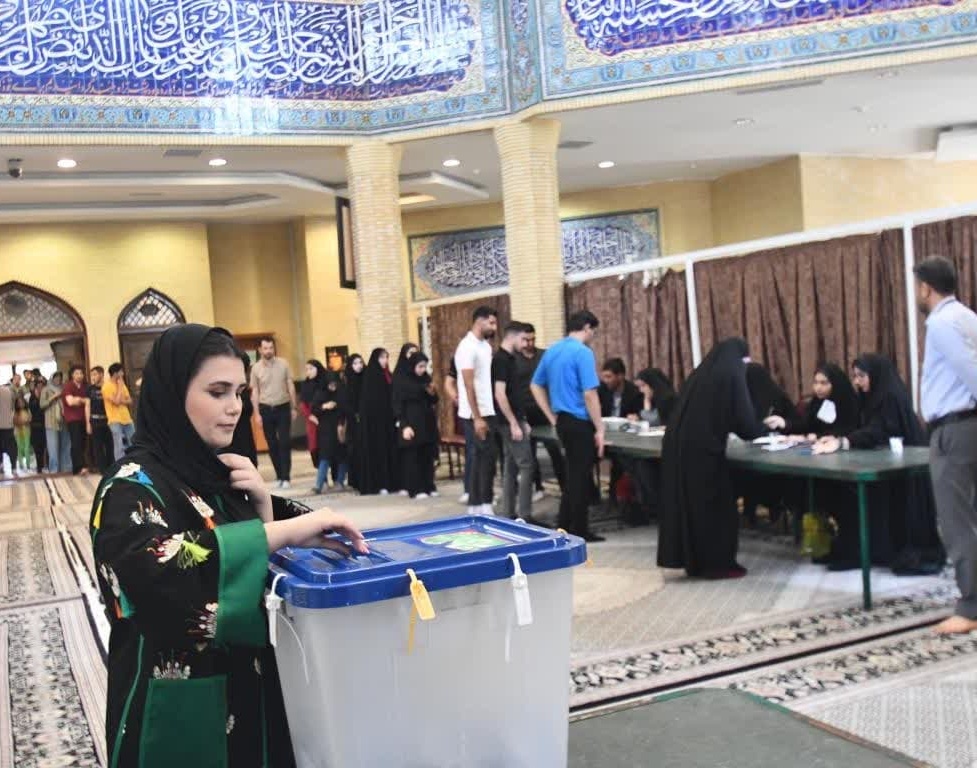حضور پرشور دانشگاهیان دانشگاه ارومیه پای صندوق های رای مستقر در مسجد دانشگاه