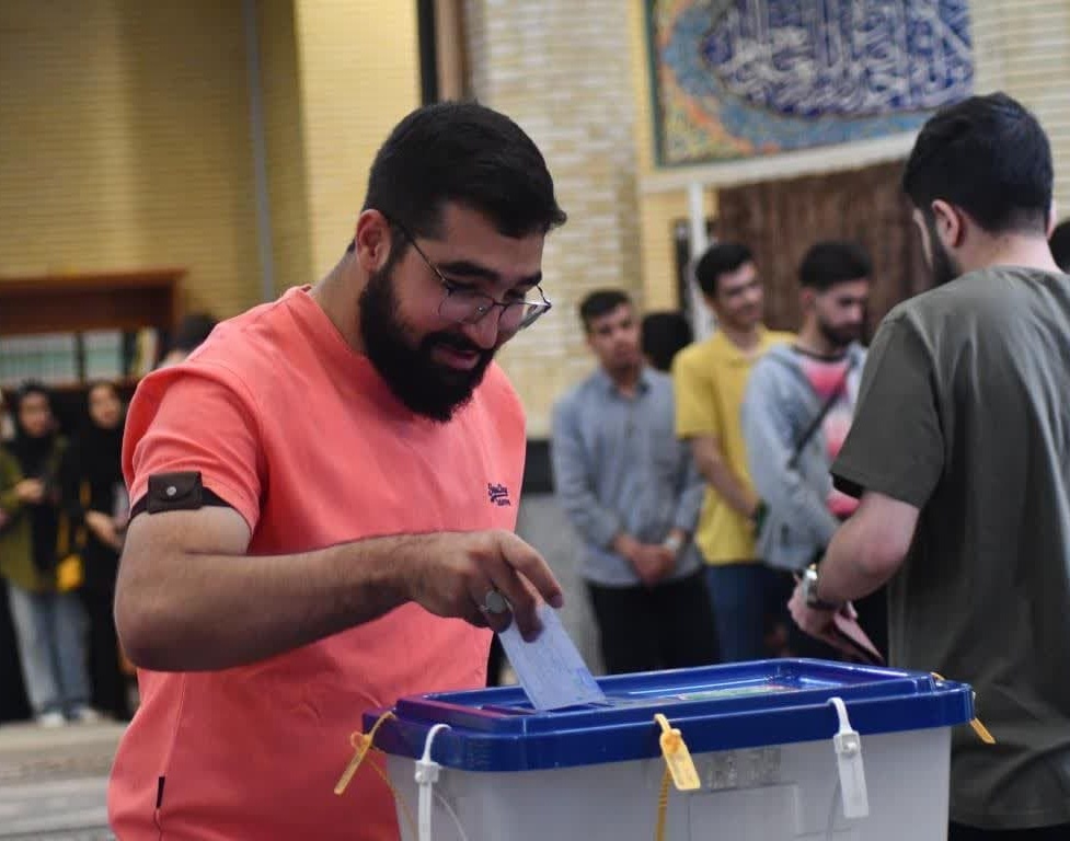 حضور پرشور دانشگاهیان دانشگاه ارومیه پای صندوق های رای مستقر در مسجد دانشگاه