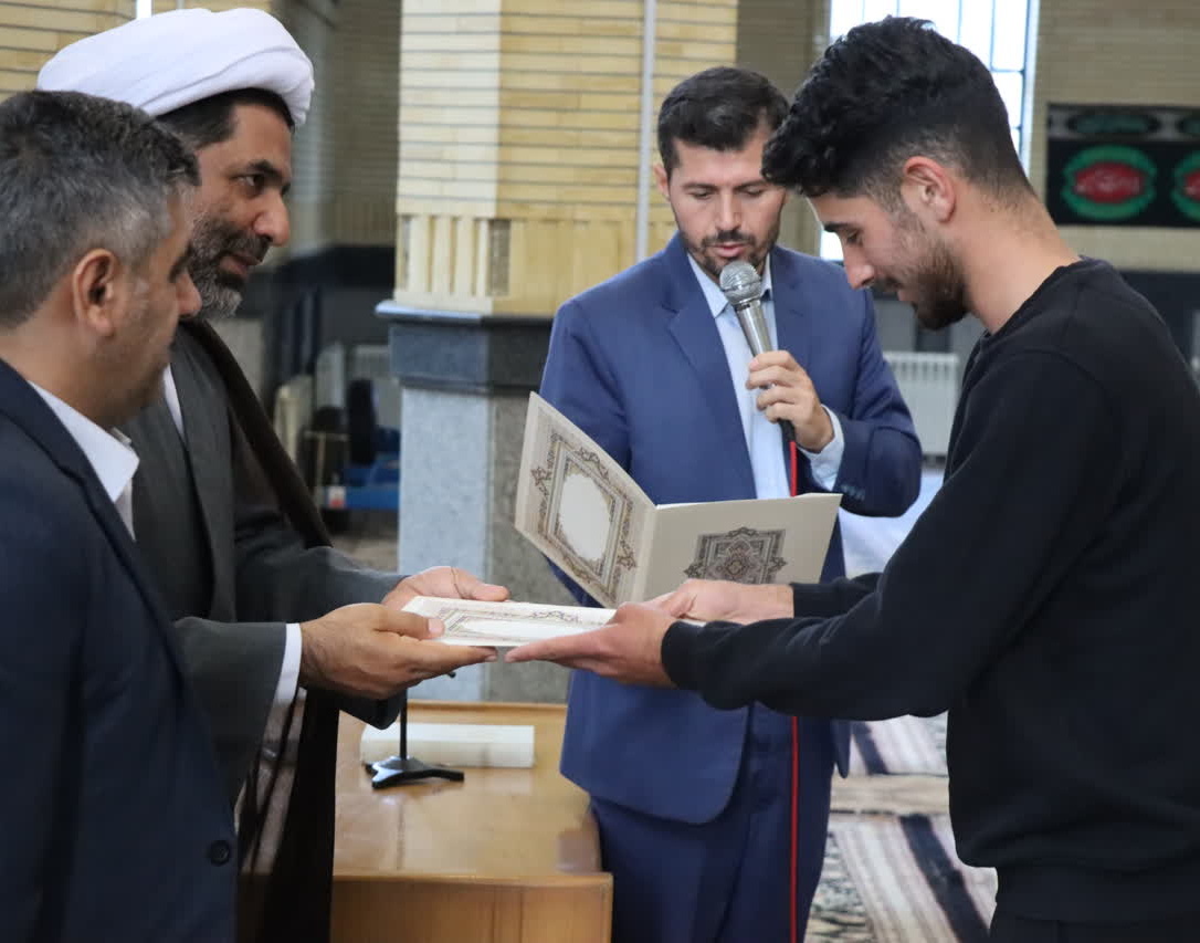 مراسم غبارروبی مزار شهدا دانشگاه همزمان با اعلام انزجار از جنایات رژیم صهیونیستی برگزار شد.