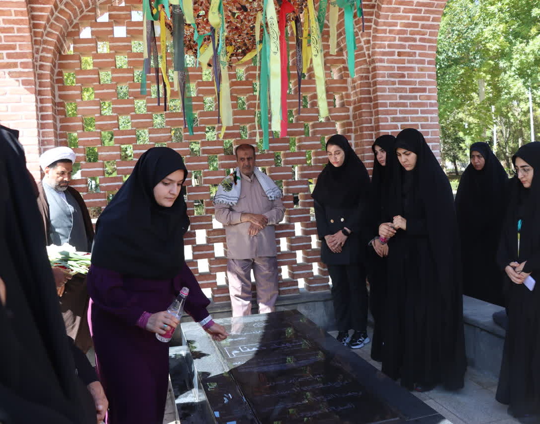 مراسم غبارروبی مزار شهدا دانشگاه همزمان با اعلام انزجار از جنایات رژیم صهیونیستی برگزار شد.