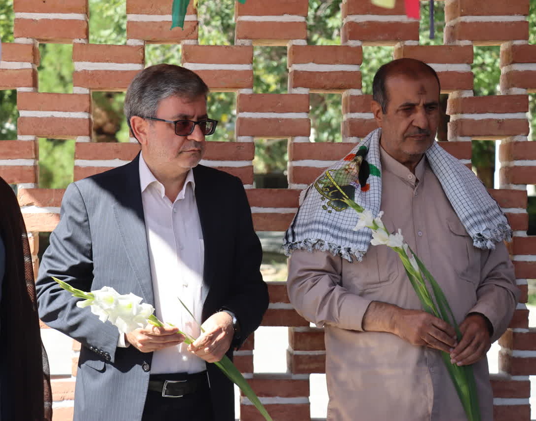 مراسم غبارروبی مزار شهدا دانشگاه همزمان با اعلام انزجار از جنایات رژیم صهیونیستی برگزار شد.