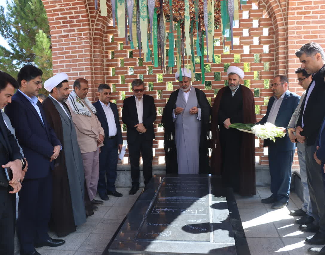 مراسم غبارروبی مزار شهدا دانشگاه همزمان با اعلام انزجار از جنایات رژیم صهیونیستی برگزار شد.
