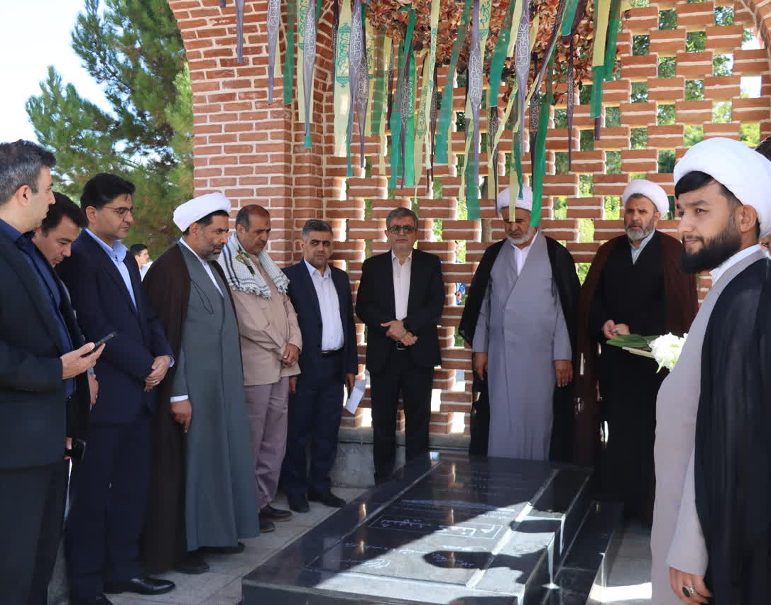 مراسم غبارروبی مزار شهدا دانشگاه همزمان با اعلام انزجار از جنایات رژیم صهیونیستی برگزار شد.