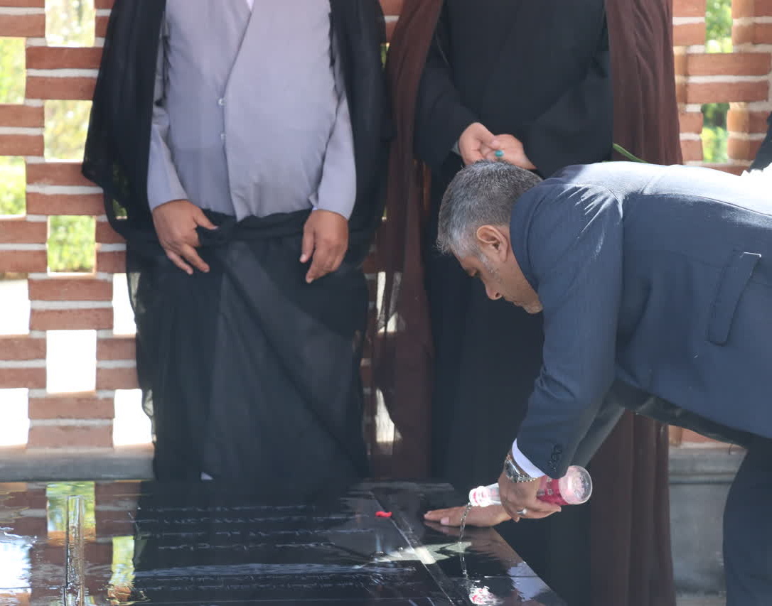 مراسم غبارروبی مزار شهدا دانشگاه همزمان با اعلام انزجار از جنایات رژیم صهیونیستی برگزار شد.
