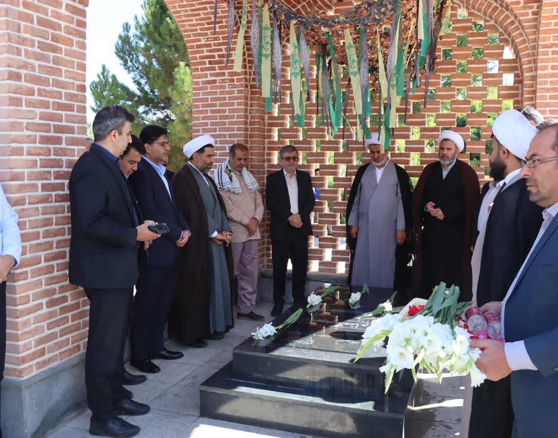 مراسم غبارروبی مزار شهدا دانشگاه همزمان با اعلام انزجار از جنایات رژیم صهیونیستی برگزار شد.