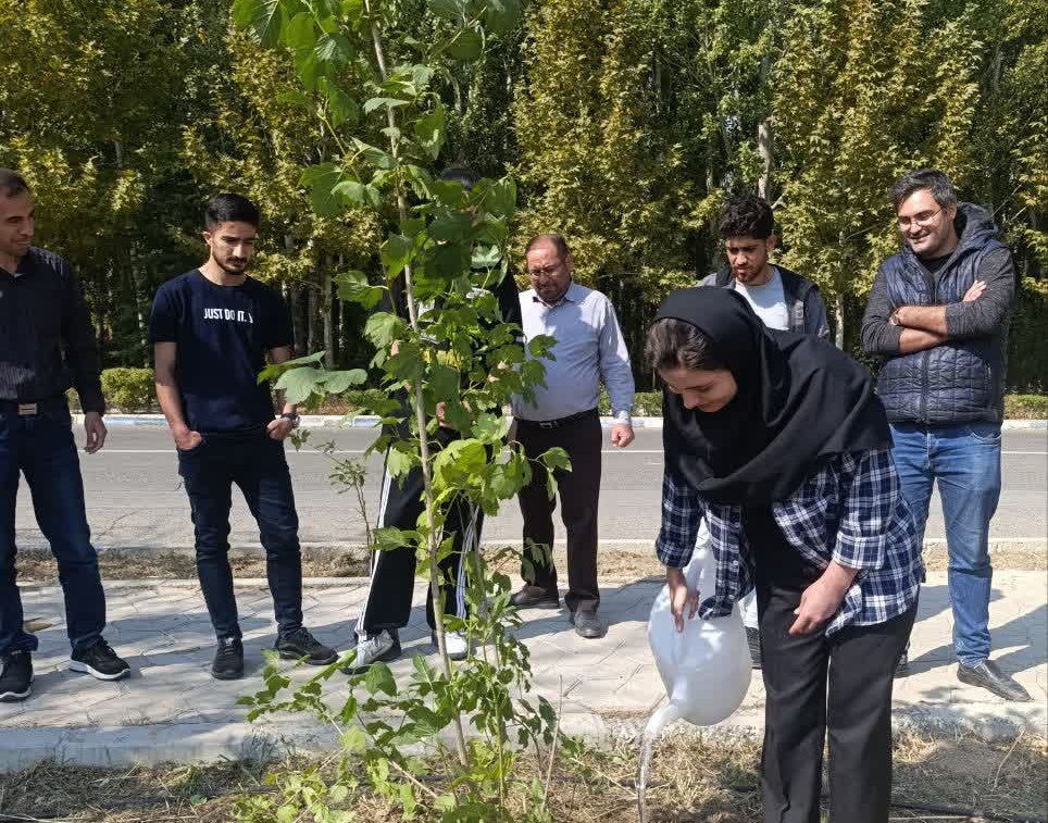 کاشت نهال در دومین برنامه دوشنبه های محیطی زیستی کانون دانشجویی محیط زیست