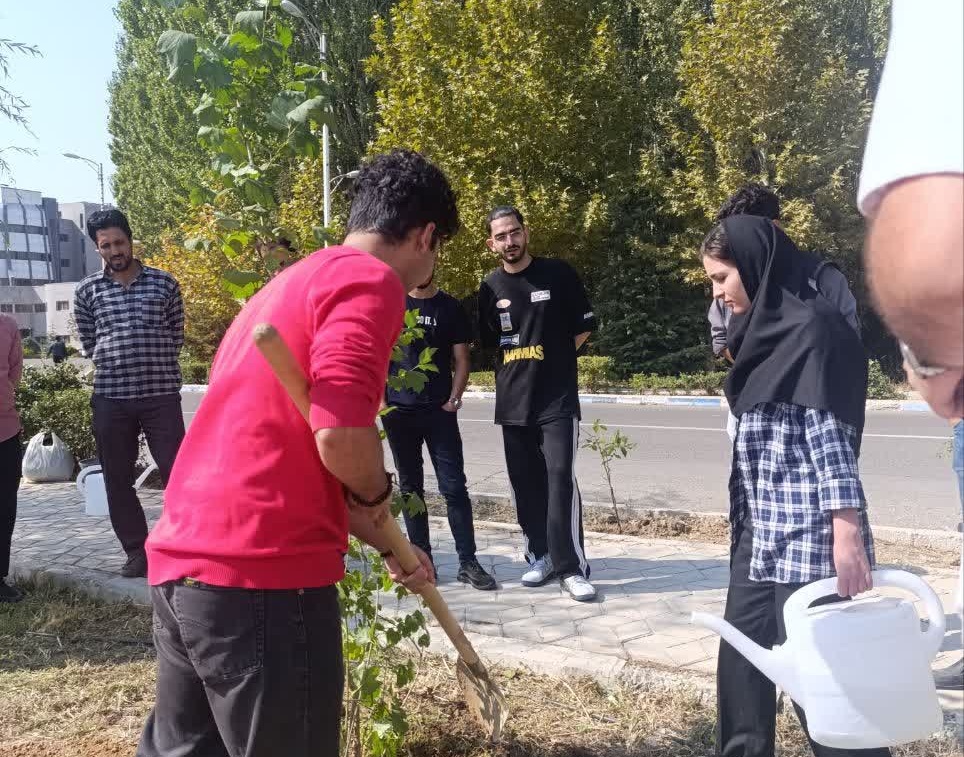 کاشت نهال در دومین برنامه دوشنبه های محیطی زیستی کانون دانشجویی محیط زیست