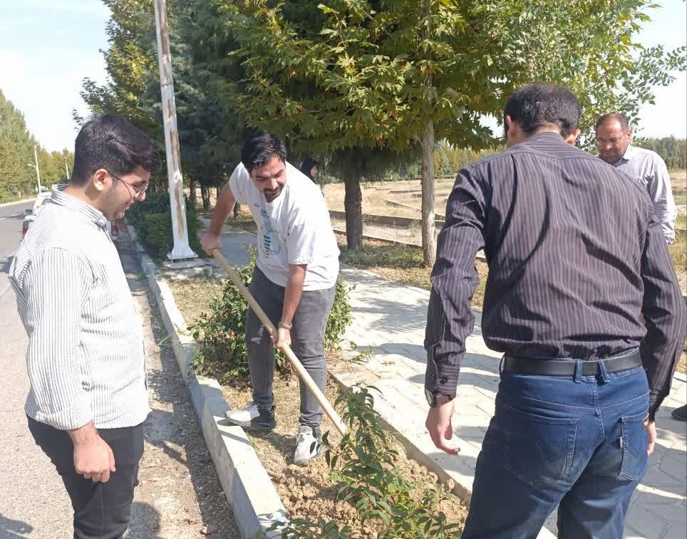 کاشت نهال در دومین برنامه دوشنبه های محیطی زیستی کانون دانشجویی محیط زیست