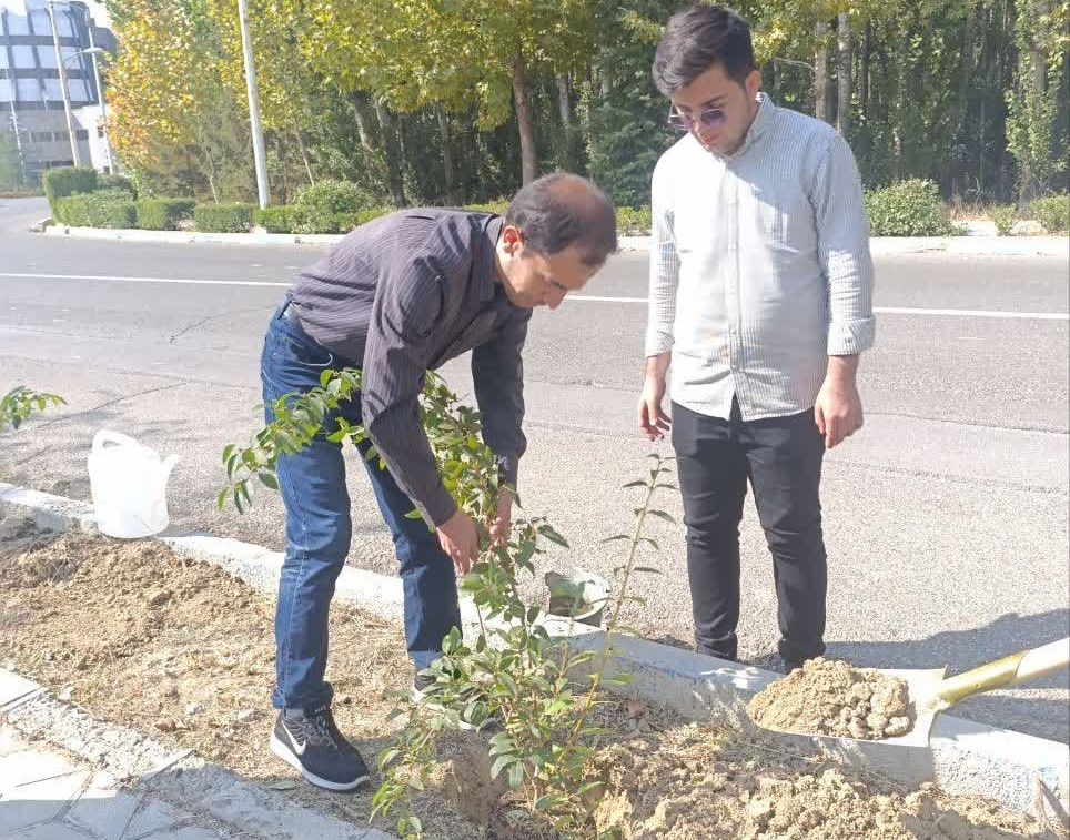 کاشت نهال در دومین برنامه دوشنبه های محیطی زیستی کانون دانشجویی محیط زیست