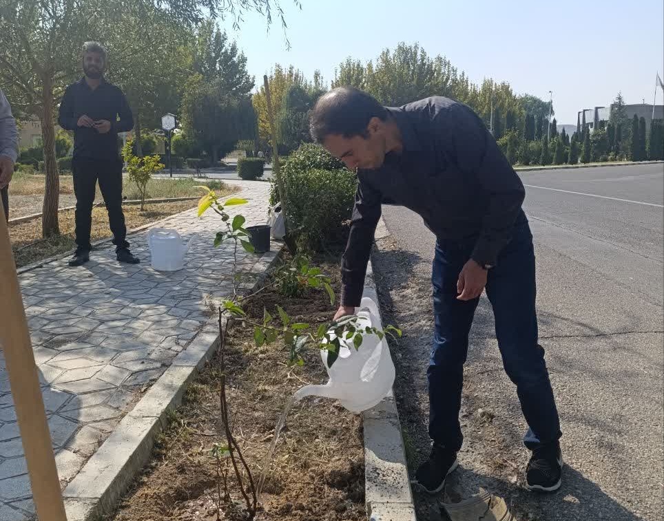 کاشت نهال در دومین برنامه دوشنبه های محیطی زیستی کانون دانشجویی محیط زیست