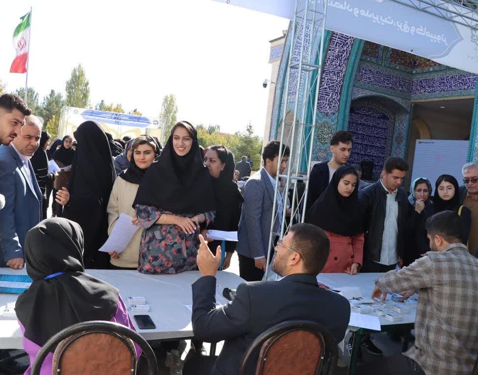 آغاز سال تحصیلی و ثبت نام حضوری دانشجویان کارشناسی ورودی جدید در دانشگاه ارومیه / گزارش تصویری ستاد استقبال از دانشجویان