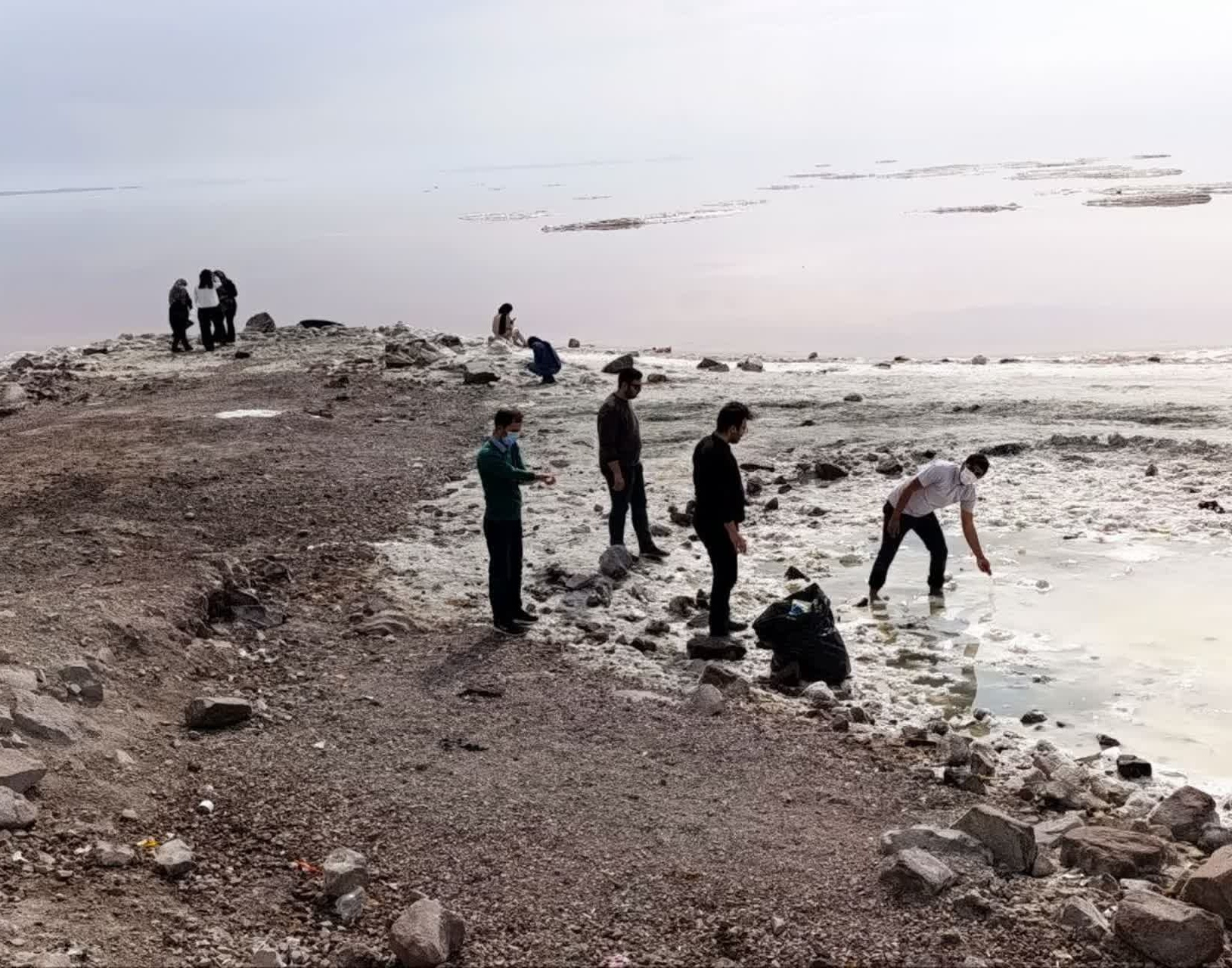 پویش پاکسازی دریاچه ارومیه با حضور فعالان دانشجویی دانشگاه ارومیه برگزار شد.