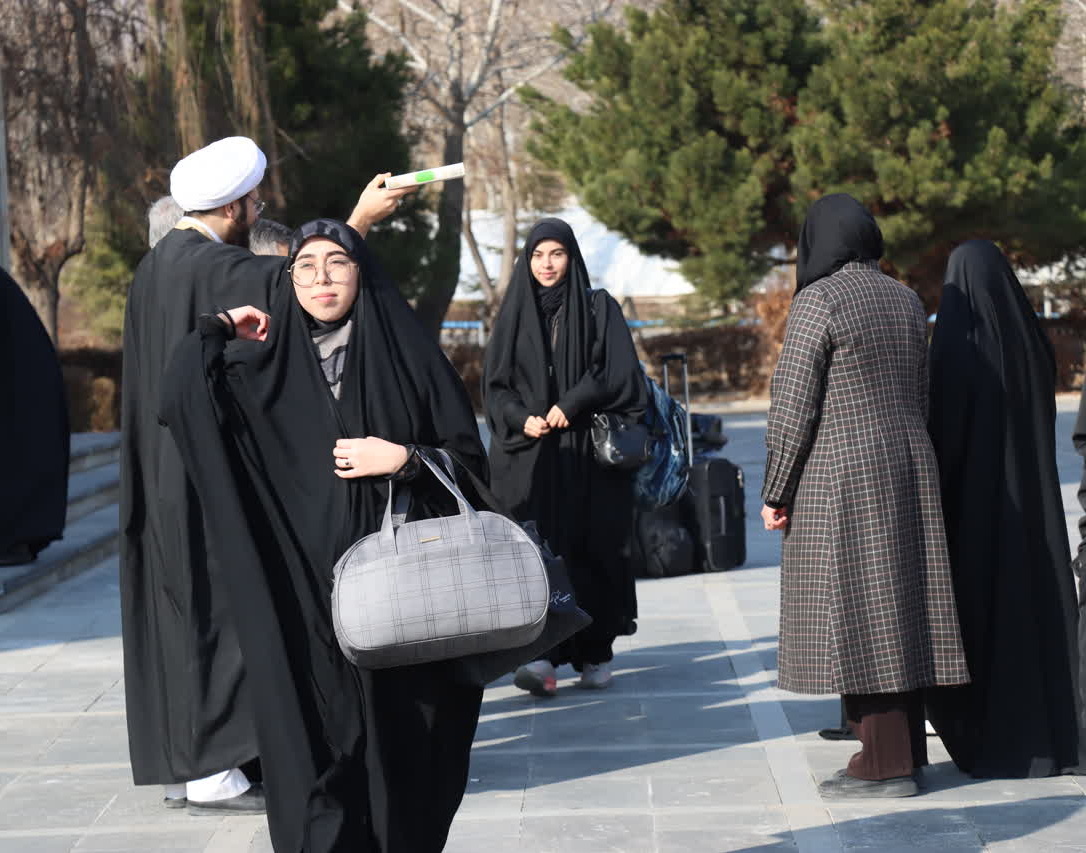 دانشجویان دختر دانشگاه ارومیه جهت اعزام به اردوی راهیان نور مناطق عملیاتی جنوب کشور،‌ بدرقه شدند.
