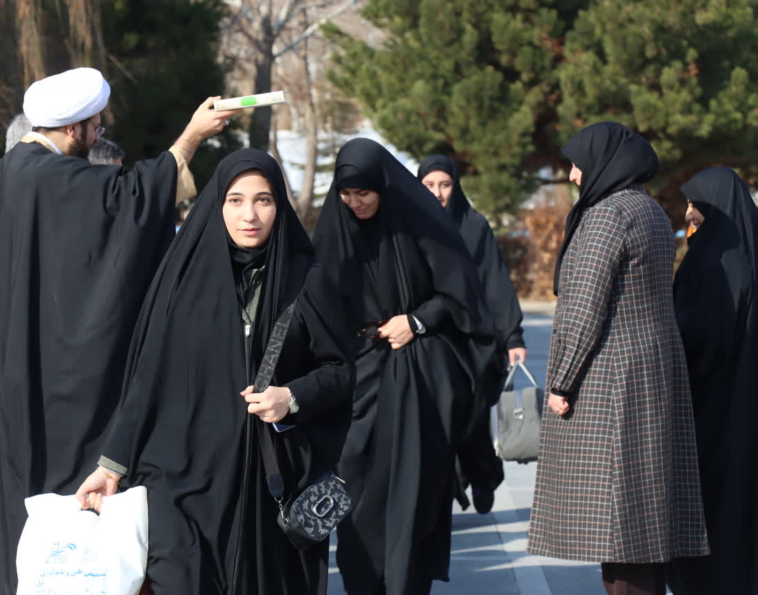 دانشجویان دختر دانشگاه ارومیه جهت اعزام به اردوی راهیان نور مناطق عملیاتی جنوب کشور،‌ بدرقه شدند.