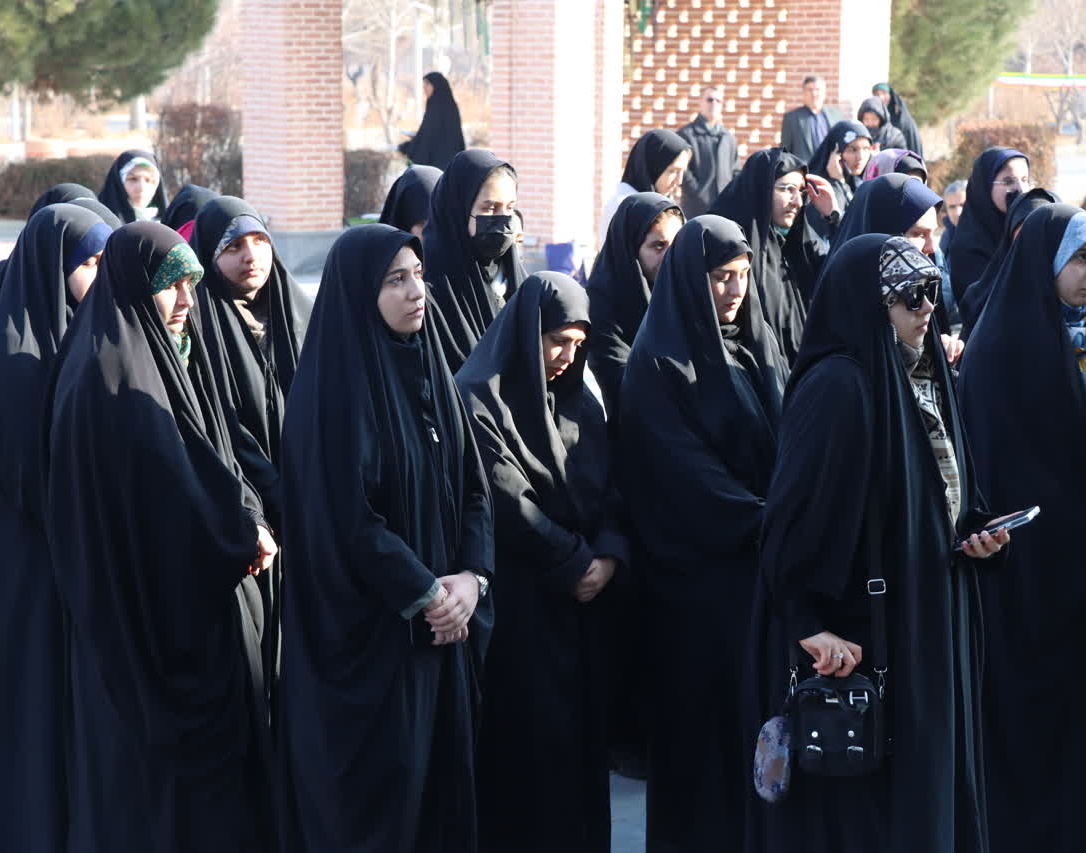 دانشجویان دختر دانشگاه ارومیه جهت اعزام به اردوی راهیان نور مناطق عملیاتی جنوب کشور،‌ بدرقه شدند.