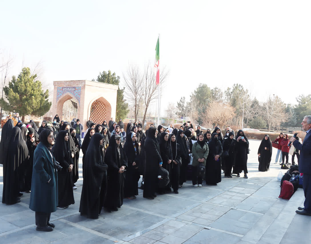 دانشجویان دختر دانشگاه ارومیه جهت اعزام به اردوی راهیان نور مناطق عملیاتی جنوب کشور،‌ بدرقه شدند.