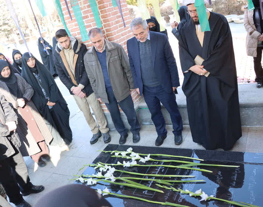 دانشجویان دختر دانشگاه ارومیه جهت اعزام به اردوی راهیان نور مناطق عملیاتی جنوب کشور،‌ بدرقه شدند.