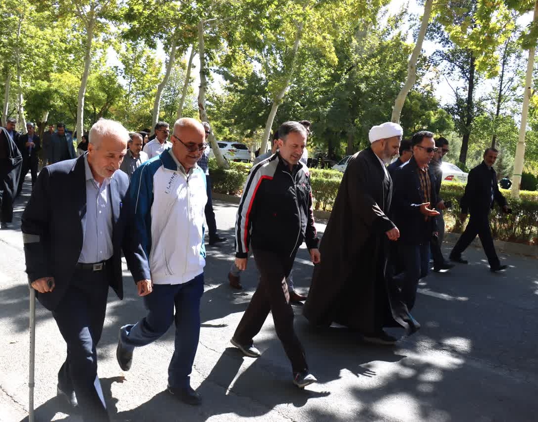همایش پیاده روی دانشگاهیان ارومیه بمناسبت گرامیداشت هفته دفاع مقدس برگزار شد