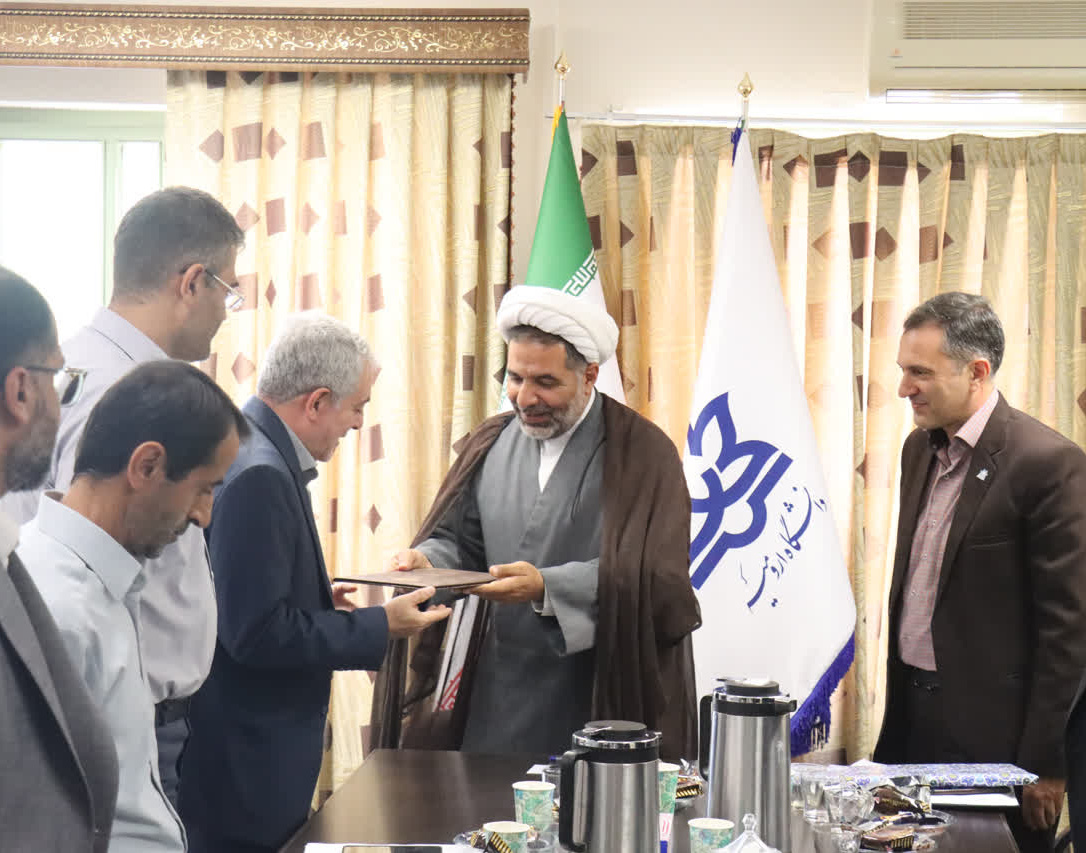 تقدیراز زحمات دکتر جوادی معاون سابق فرهنگی و دانشجویی در نشست شورای مشاورین فرهنگی دانشکده ها