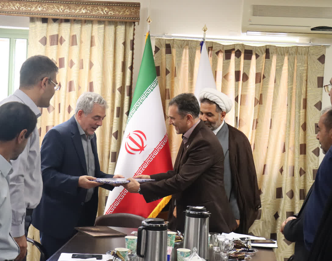 تقدیراز زحمات دکتر جوادی معاون سابق فرهنگی و دانشجویی در نشست شورای مشاورین فرهنگی دانشکده ها