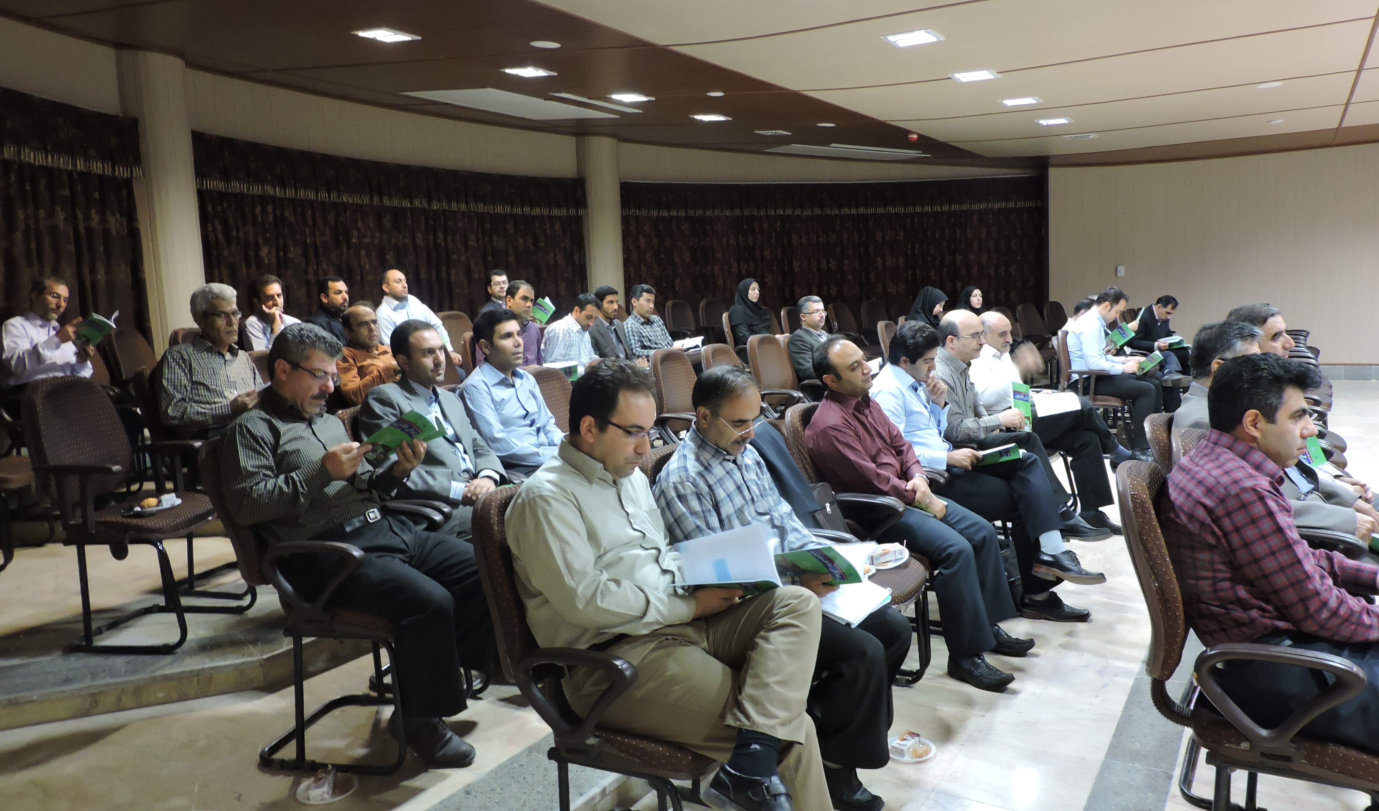 کارگاه آموزشی فرهنگی اساتید راهنمای ورودی 94 برگزار شد