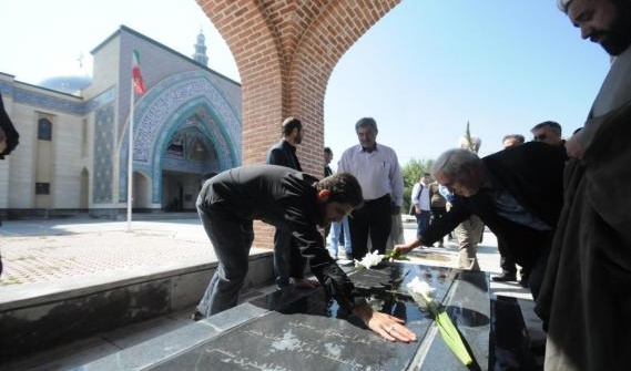 غبارروبی مزار شهدای گمنام دانشگاه ارومیه