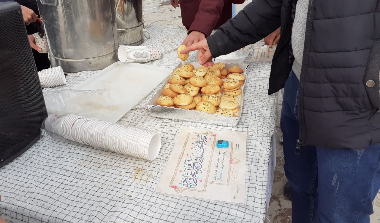 پخش شیرینی در دانشگاه به مناسبت ولادت حضرت فاطمه زهرا (س)
