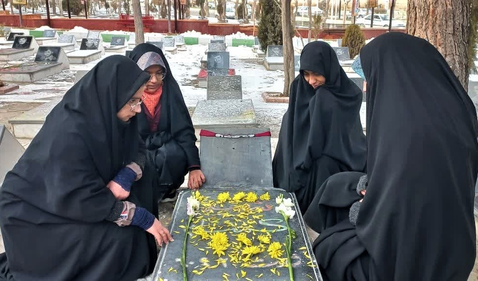 غبار روبی مزار شهدا و تجدید بیعت با شهدا به‌مناسبت گرامیداشت ولادت حضرت فاطمه (س)