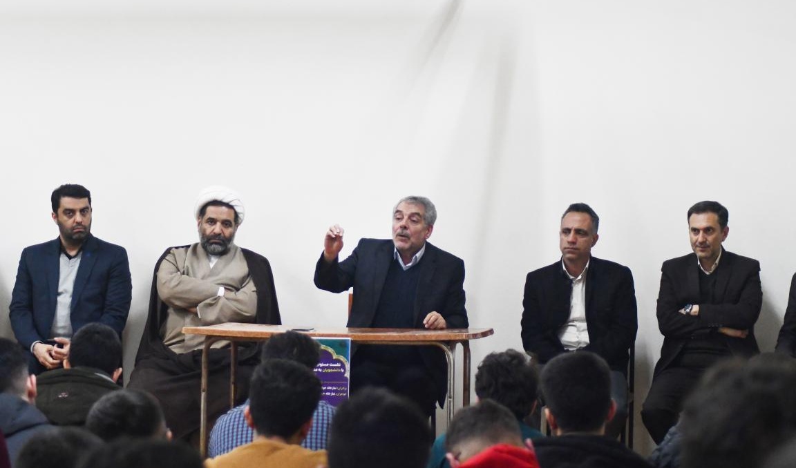 نشست صمیمی مدیران دانشگاه ارومیه با دانشجویان در خوابگاه پسران تا پاسی از نیمه شب