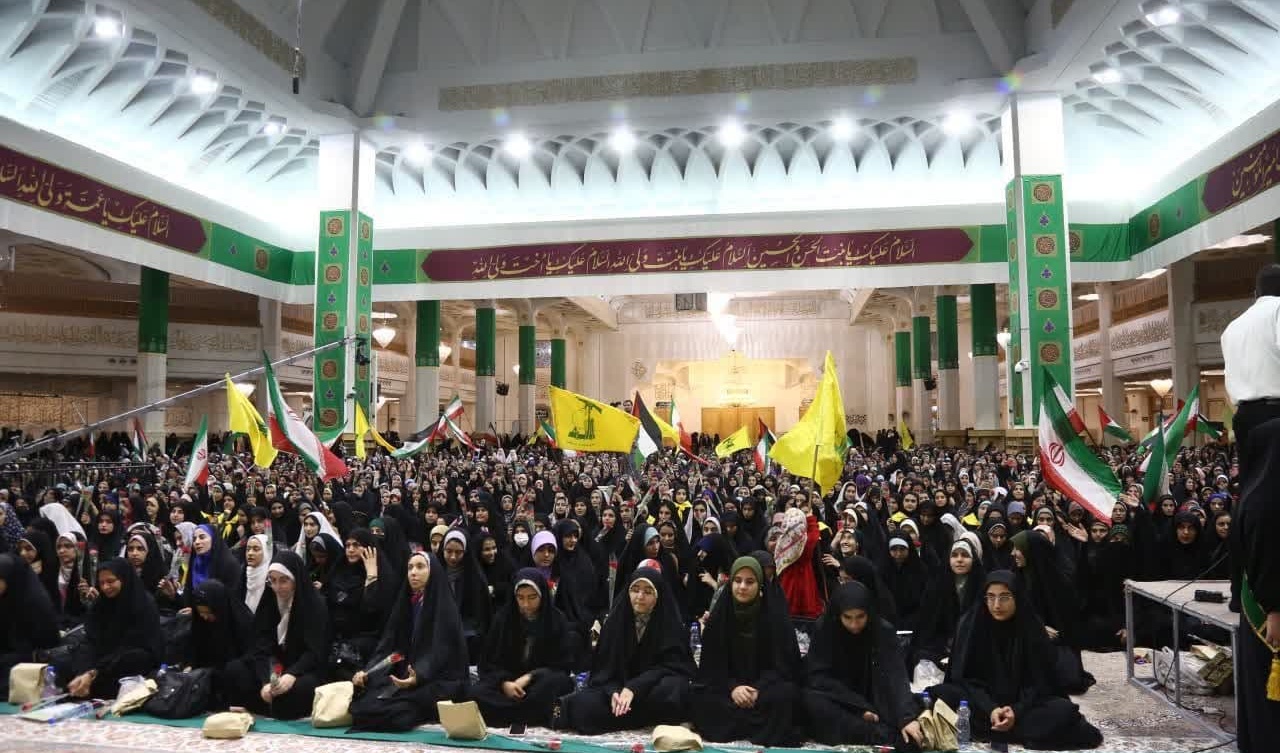 اجتماع بزرگ دختران دانشجو در حرم مطهر حضرت معصومه سلام الله علیها برگزار شد