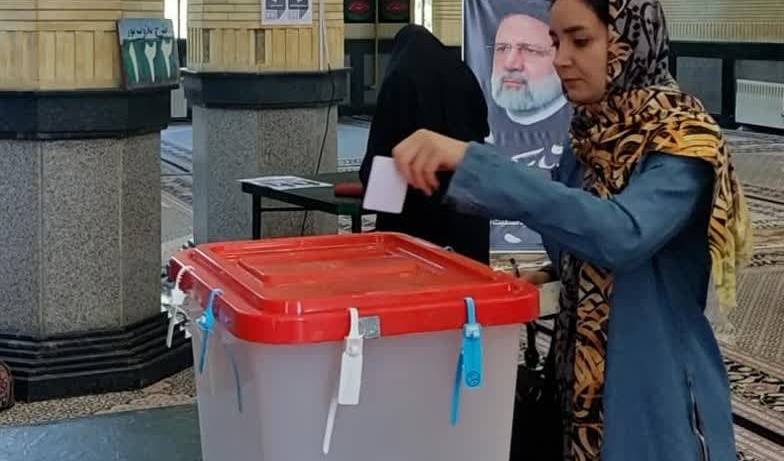 حضور دانشگاهیان دانشگاه ارومیه پای صندوق رای مستقر در مسجد دانشگاه - دور دوم انتخابات