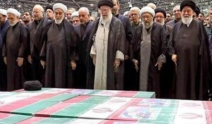  اقامه نماز توسط حضرت آیت‌الله‌العظمی خامنه‌ای بر پیکر رئیس‌جمهور شهید و همراهان گرامی ایشان