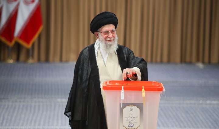 رهبر انقلاب رأی خود را در انتخابات ریاست جمهوری چهاردهم به صندوق انداختند.