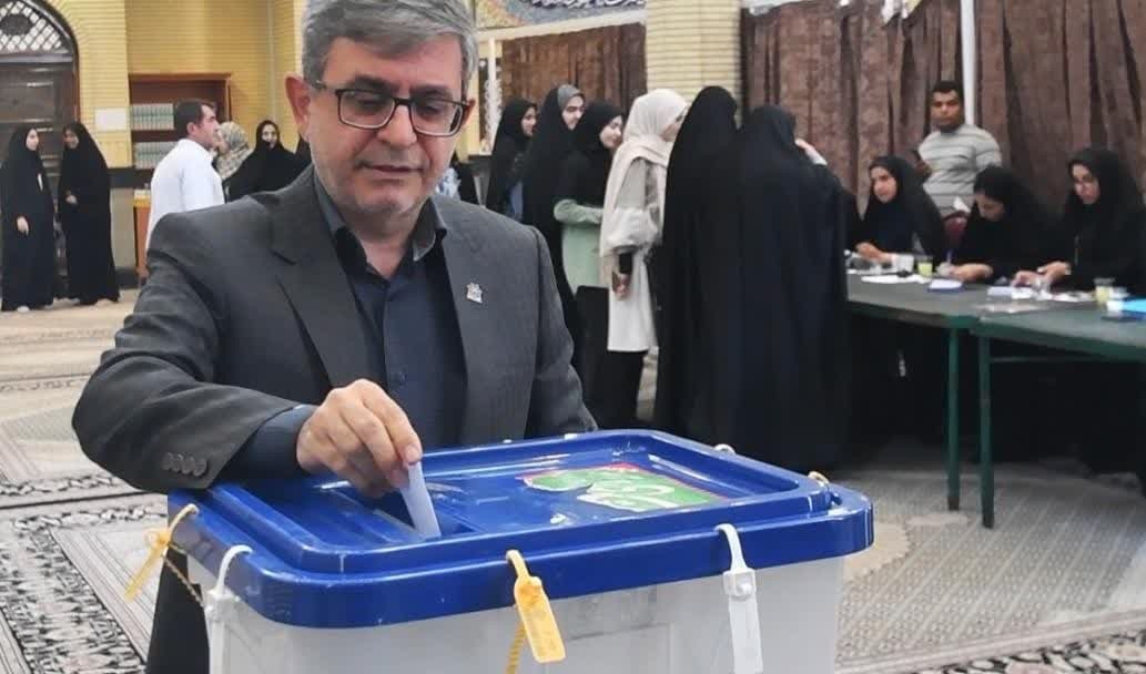 حضور پرشور دانشگاهیان دانشگاه ارومیه پای صندوق های رای مستقر در مسجد دانشگاه