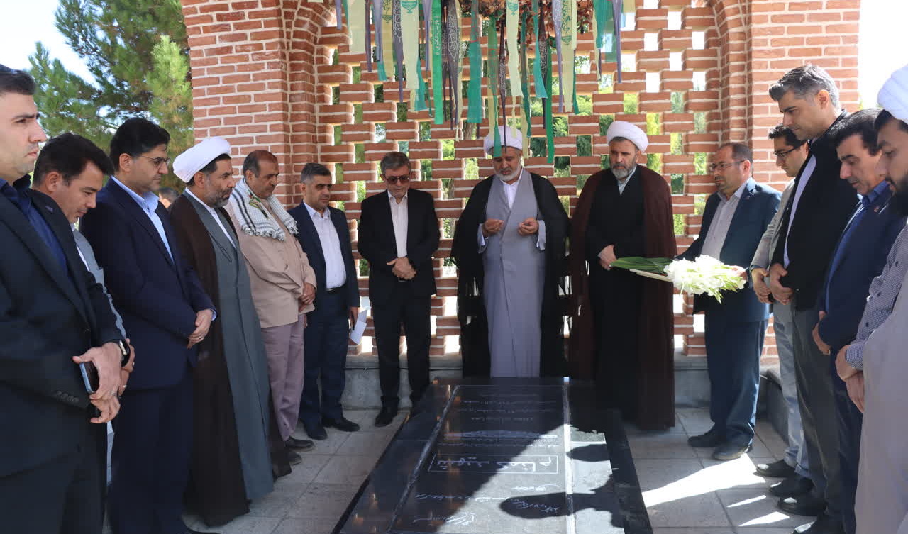 مراسم غبارروبی مزار شهدا دانشگاه همزمان با اعلام انزجار از جنایات رژیم صهیونیستی برگزار شد.