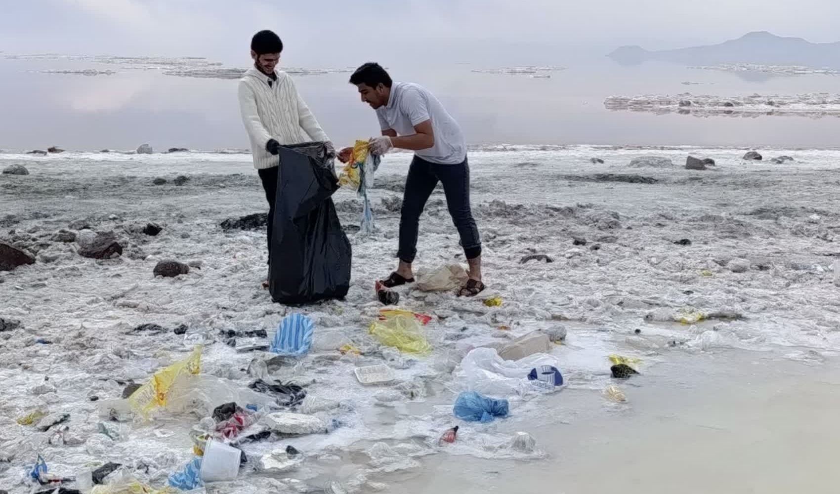 پویش پاکسازی دریاچه ارومیه با حضور فعالان دانشجویی دانشگاه ارومیه برگزار شد.