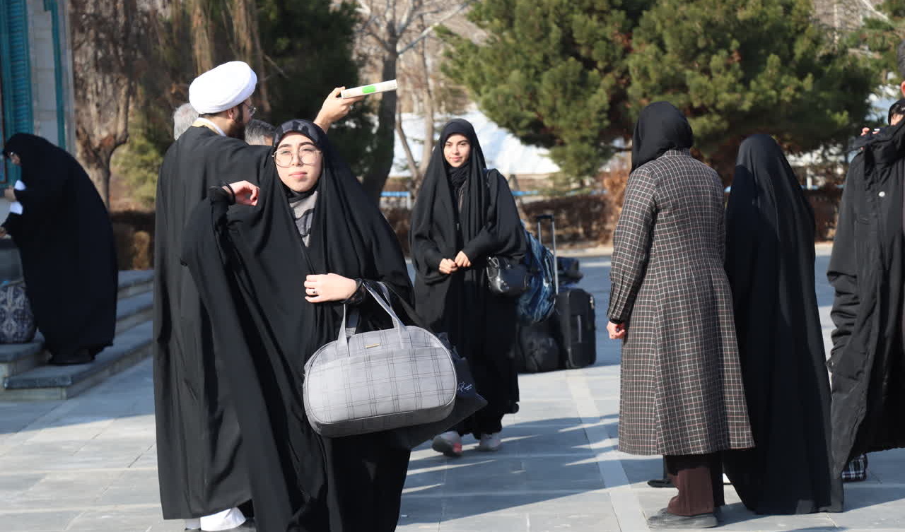 دانشجویان دختر دانشگاه ارومیه جهت اعزام به اردوی راهیان نور مناطق عملیاتی جنوب کشور،‌ بدرقه شدند.