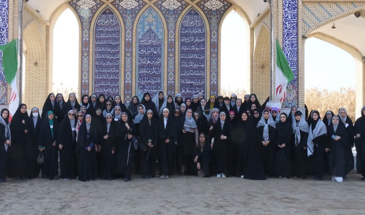 عکس دسته جمعی کاروان خواهران دانشگاه ارومیه در یادمان علقمه عملیات والفجر ۸ راهیان نور بهمن ۱۴۰۳