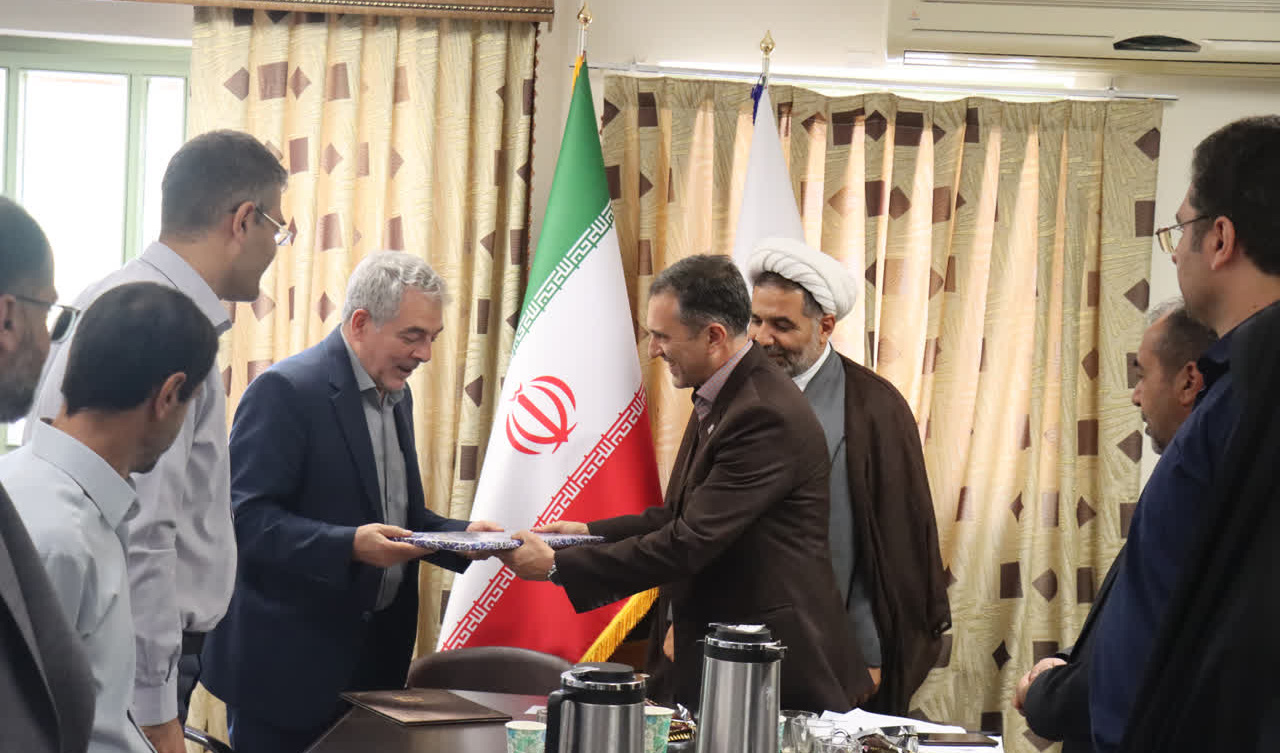 تقدیراز زحمات دکتر جوادی معاون سابق فرهنگی و دانشجویی در نشست شورای مشاورین فرهنگی دانشکده ها
