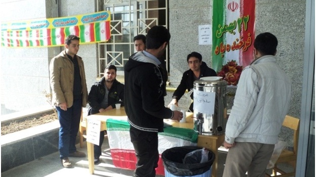 پخش شربت به مناسبت گرامیداشت دهه مبارک فجر به همت بسیج دانشجویی دانشکده منابع طبیعی دانشگاه ارومیه