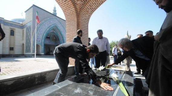 غبارروبی مزار شهدای گمنام دانشگاه ارومیه