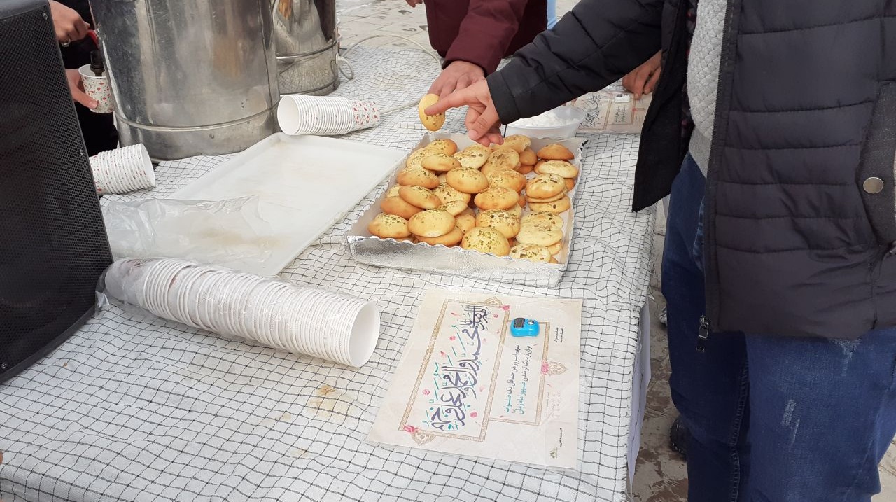 پخش شیرینی در دانشگاه به مناسبت ولادت حضرت فاطمه زهرا (س)
