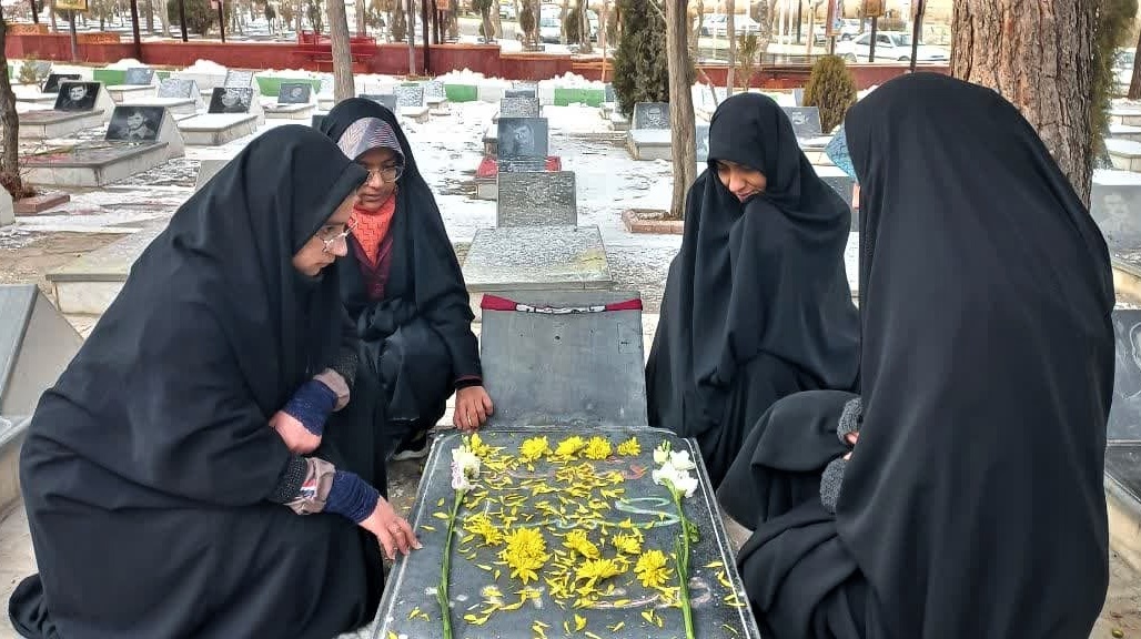 غبار روبی مزار شهدا و تجدید بیعت با شهدا به‌مناسبت گرامیداشت ولادت حضرت فاطمه (س)