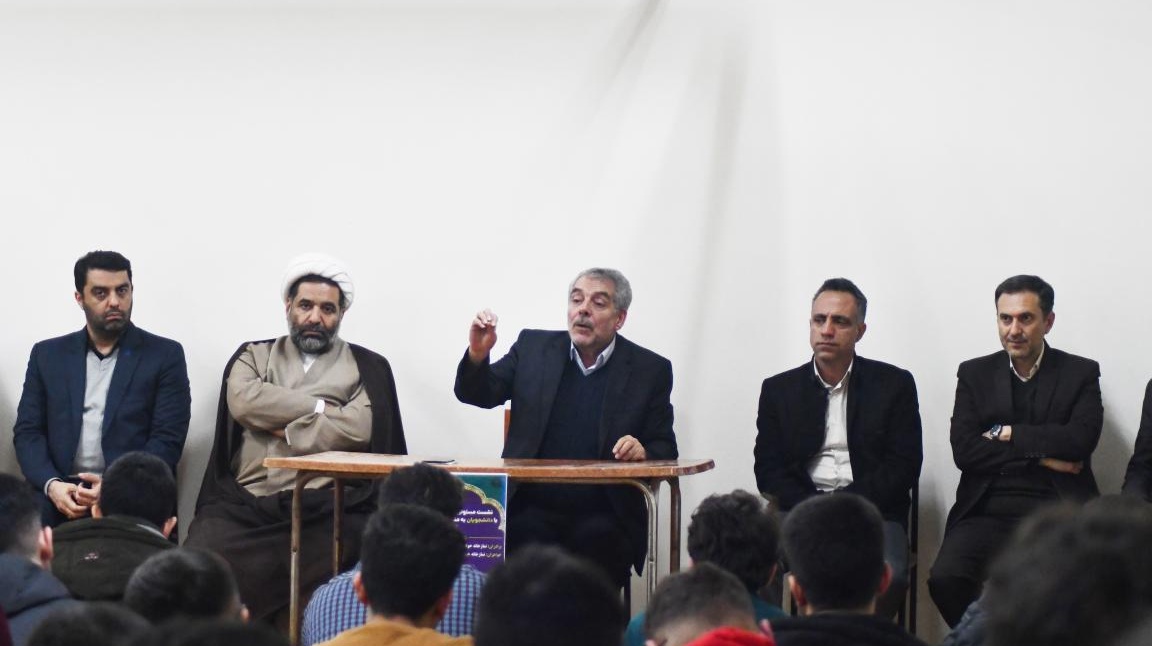 نشست صمیمی مدیران دانشگاه ارومیه با دانشجویان در خوابگاه پسران تا پاسی از نیمه شب