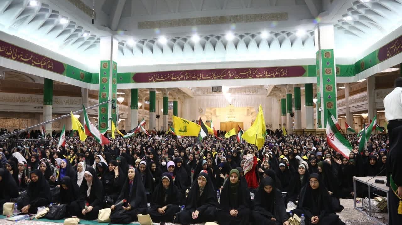 اجتماع بزرگ دختران دانشجو در حرم مطهر حضرت معصومه سلام الله علیها برگزار شد