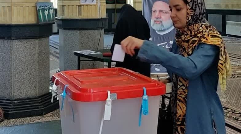 حضور دانشگاهیان دانشگاه ارومیه پای صندوق رای مستقر در مسجد دانشگاه - دور دوم انتخابات