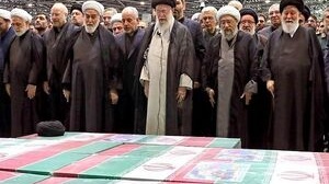  اقامه نماز توسط حضرت آیت‌الله‌العظمی خامنه‌ای بر پیکر رئیس‌جمهور شهید و همراهان گرامی ایشان